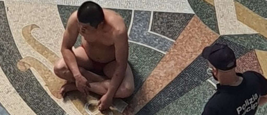 Napoli, uomo protesta nudo in Galleria Umberto, è stato licenziato da un ristorante 