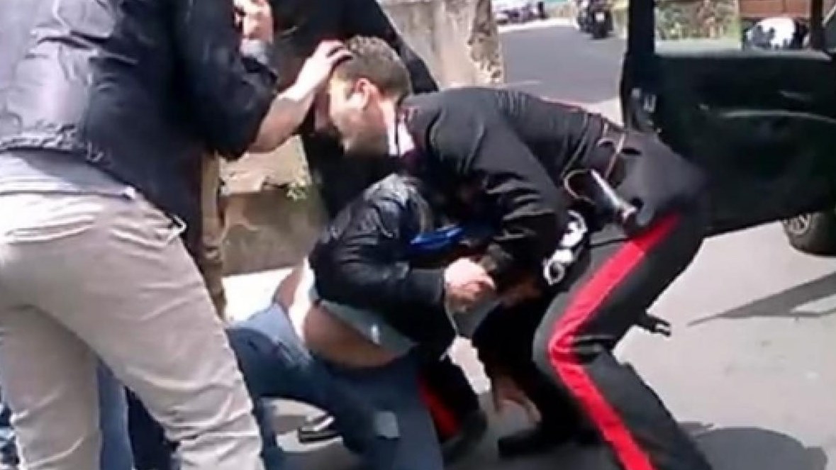 Follia nel Napoletano, rischia di essere investito con la nipotina: aggredisce due carabinieri in strada