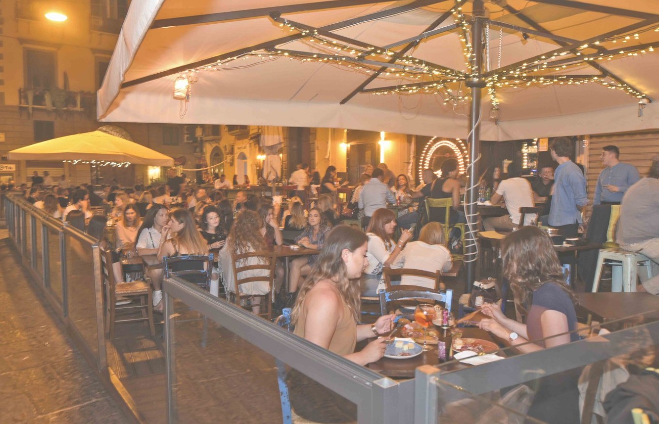 Movida a Napoli, arriva la nuova ordinanza: "Sanzioni più dure e ampliamento delle aree di interesse"