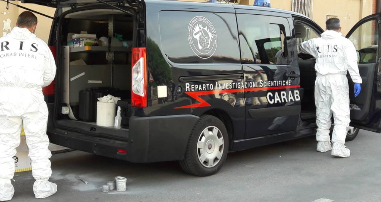 Donna trovata morta in una pozza di sangue a Mergellina: giallo a Napoli