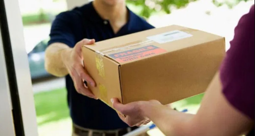 Commerciante in attesa di un pacco per il negozio, all'interno trova della droga Commerciante in attesa di un pacco per il negozio, all'interno trova della droga