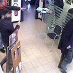 Paura a Napoli, uomo armato entra in banca e prende in ostaggio una persona: in fuga