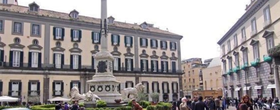 Ragazzo di 16 anni si accascia sul volante dell'auto e muore a piazza dei Martiri 