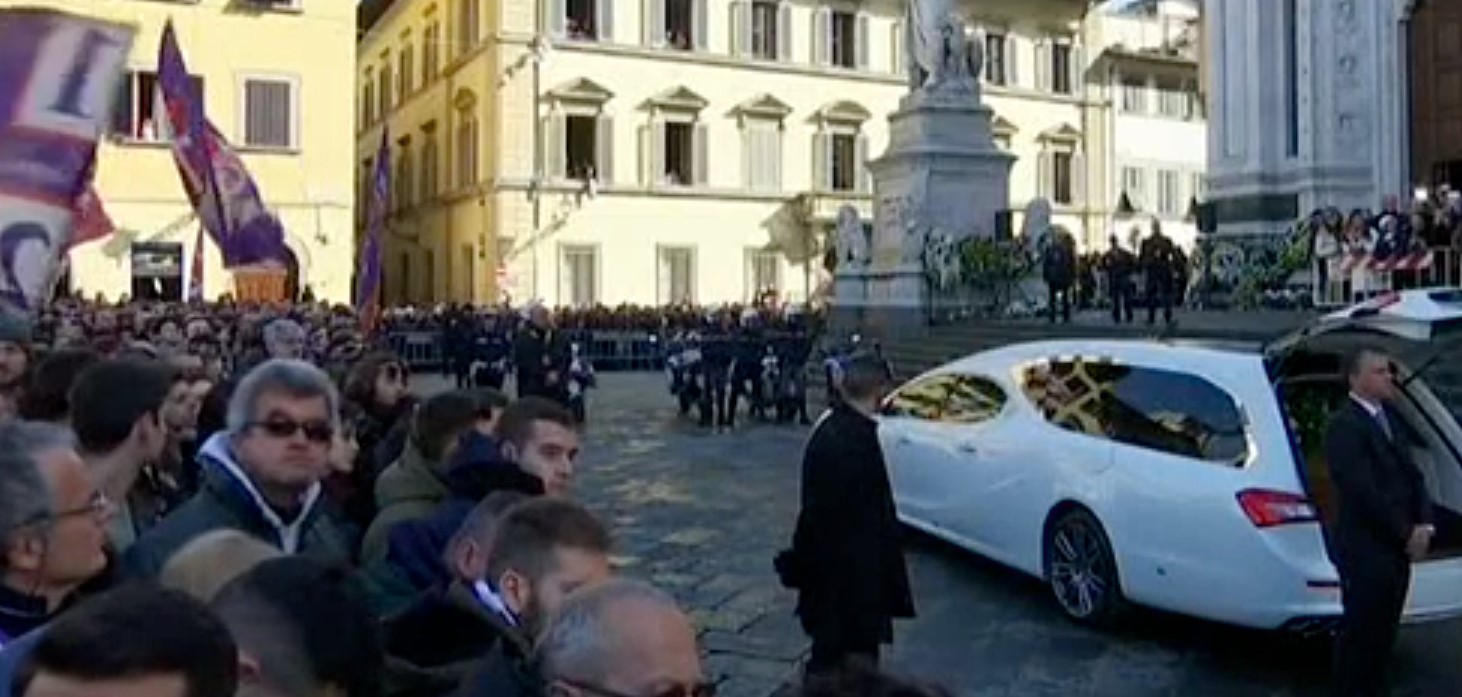 Funerali di Davide Astori, migliaia di persone hanno accolto l'arrivo del feretroFunerali di Davide Astori, migliaia di persone hanno accolto l'arrivo del feretro