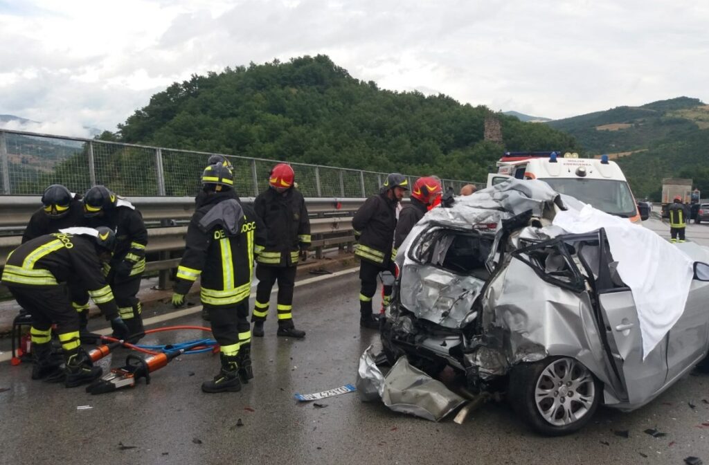 Incidente nel Casertano, auto contro acquedotto: 48enne muore sul colpo