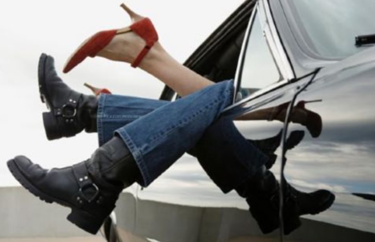 Coppia di amanti fa troppo rumore per strada, le lamentele dei vicini 