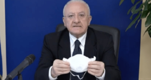 Fase 2 in Campania, per strada massimo di 3 persone e screening di massa, la Regione è a lavoro 