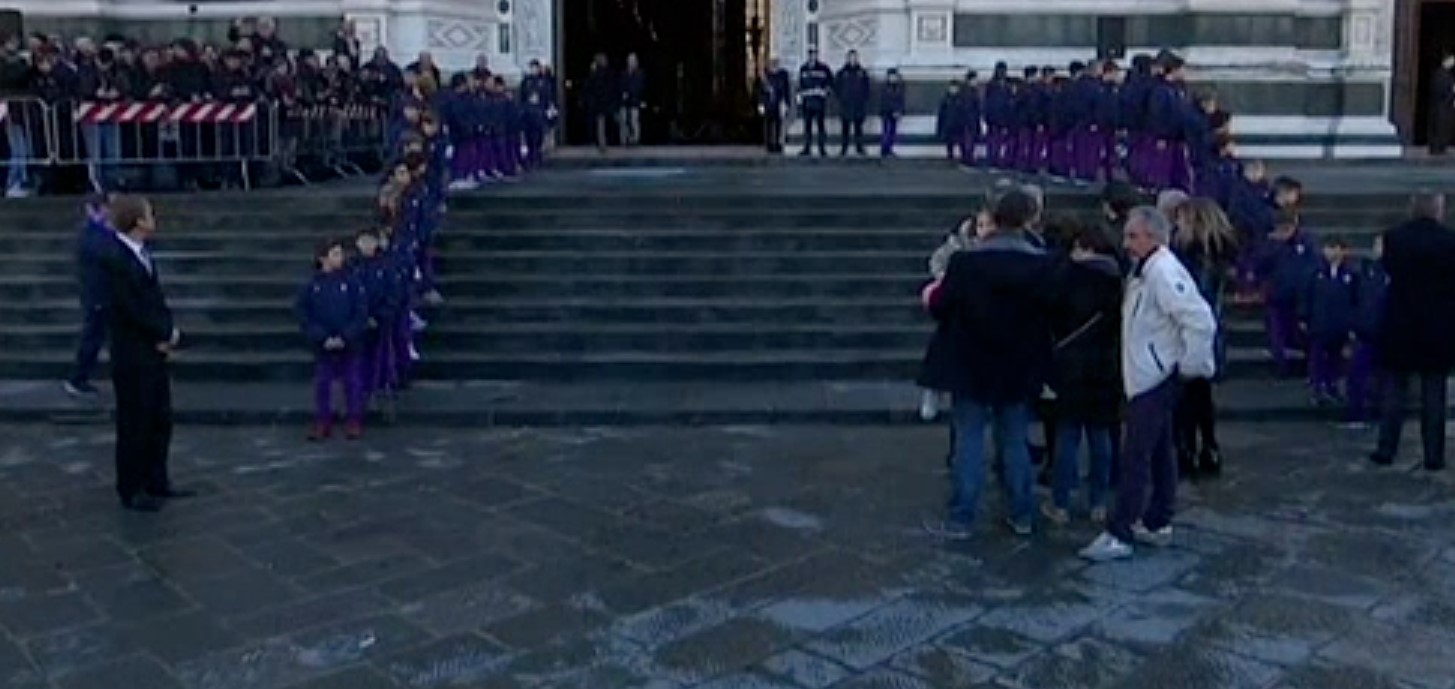 Funerali di Davide Astori, migliaia di persone hanno accolto l'arrivo del feretro