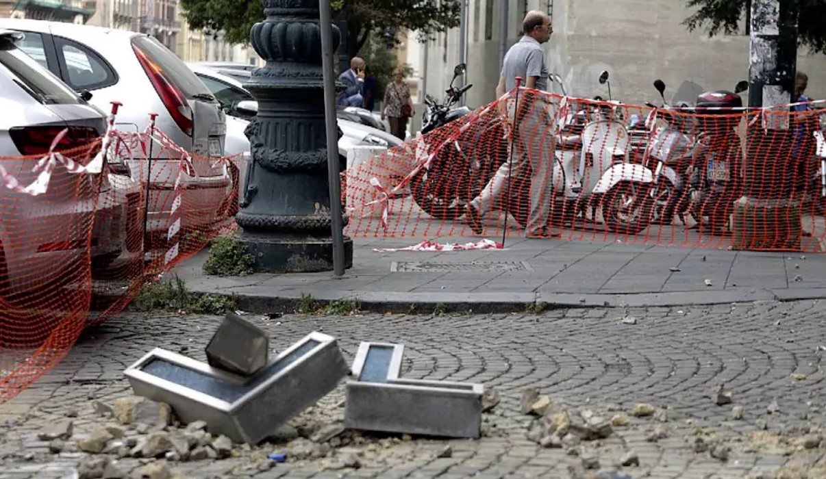Paura a Napoli: crolla lettera di marmo da un palazzo 
