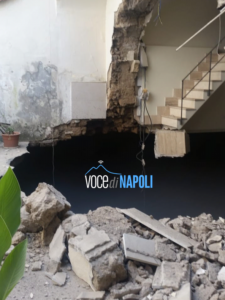 Si apre voragine nel cortile di un palazzo a Sant'Antimo: sgombrate 20 famiglie
