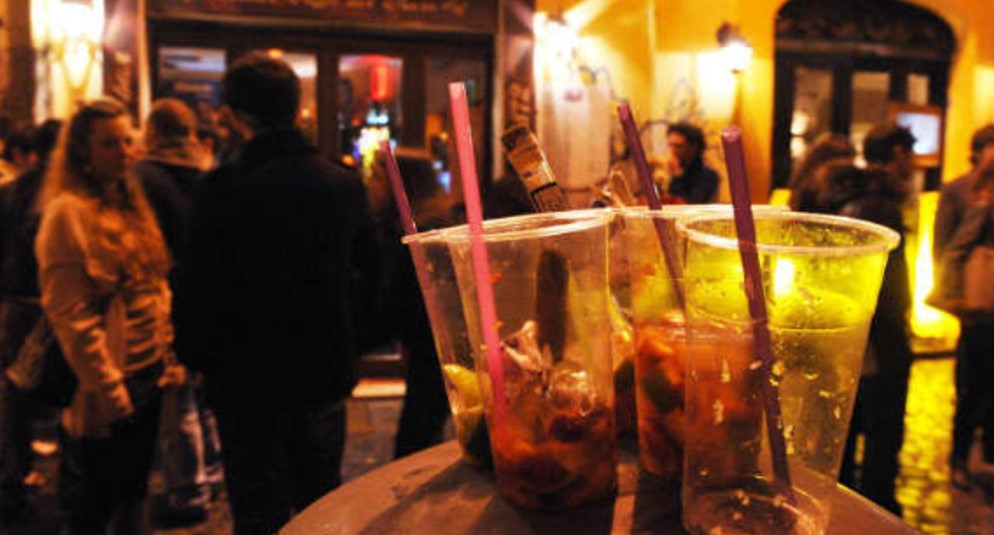 Anziano signore si sente male a causa degli schiamazzi e finisce in ospedale