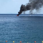 Paura a Massa Lubrense, gozzo in fiamme in mezzo al mare