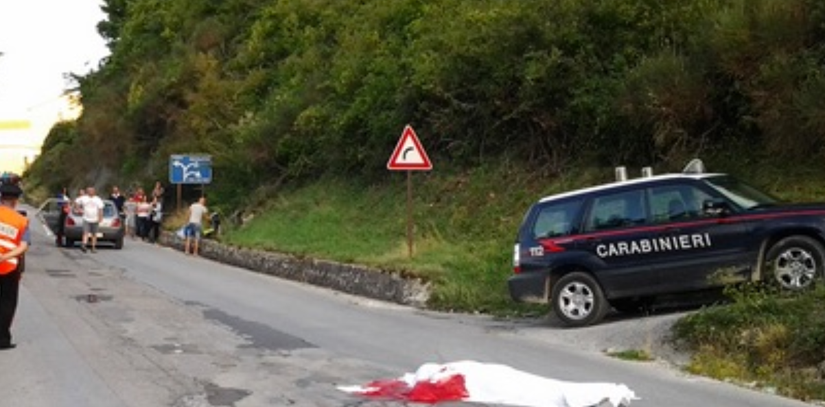 Serata in discoteca finisce in tragedia, investito e ucciso mentre tornava a casa: muore 21enne