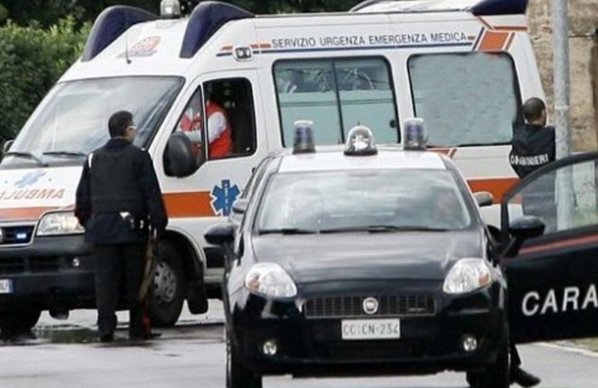 Trova la moglie in casa con un amico, scoppia furiosa lite: ucciso con una coltellata