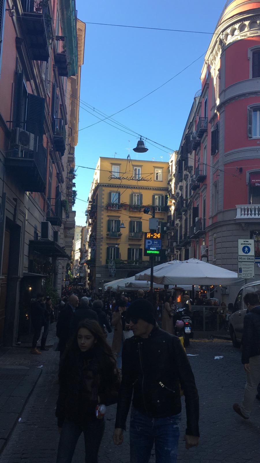 Napoli è la città dell'allegria: in strada un tripudio di sole, musica e turisti