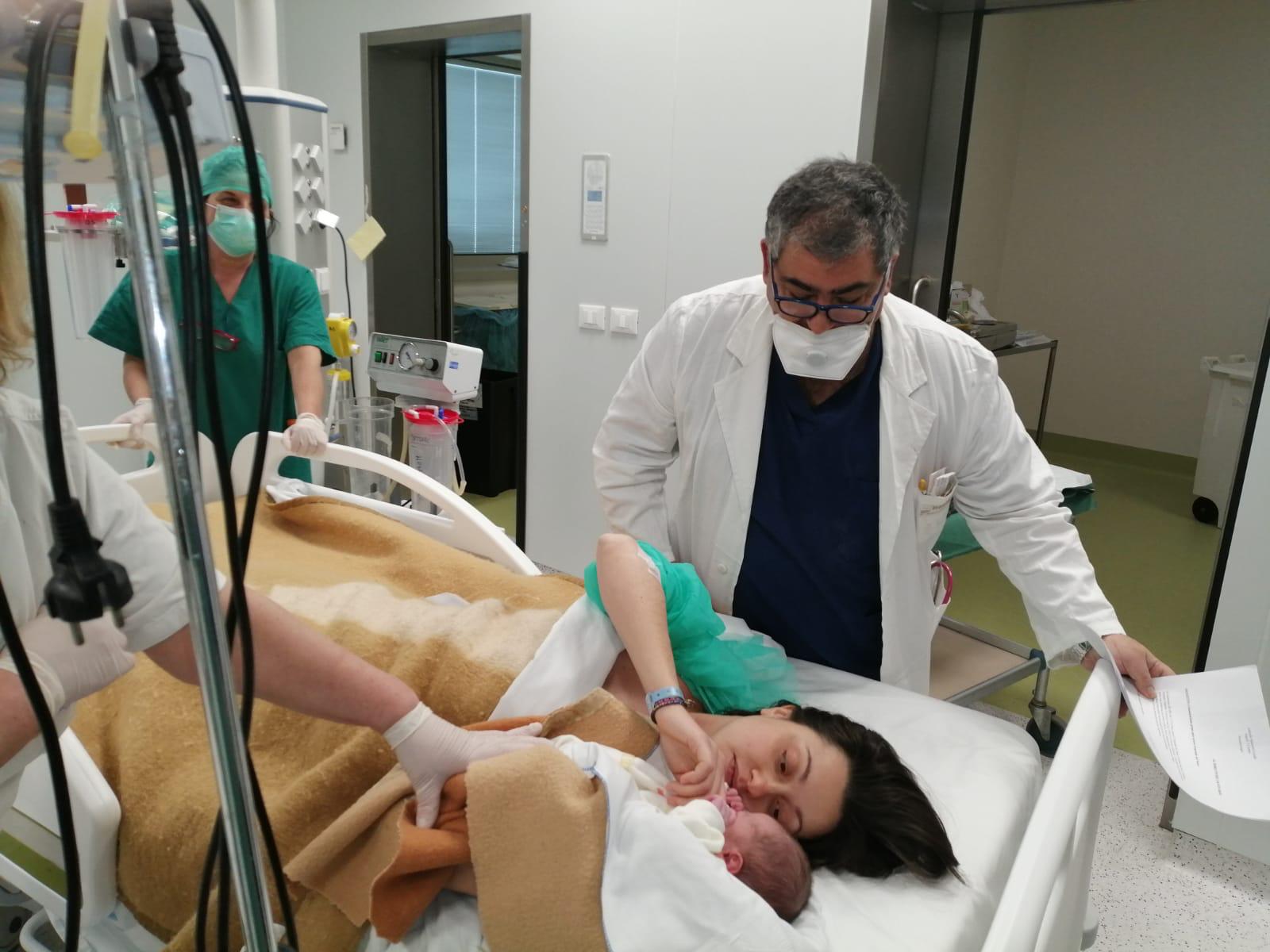 La vita ai tempi del covid19, il 'miracolo' della nascita all'Ospedale del Mare: è il primo neonato, un maschietto