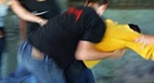 Terrore a Cava dei Tirreni, 17enne violentato da 4 uomini