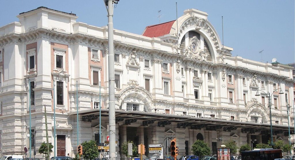 Aggressione nella metropolitana di Mergellina, rapinata una 67enne