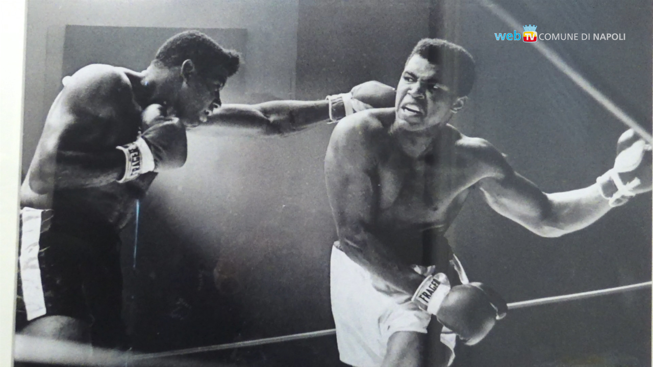 Napoli rende omaggio a Muhammad Ali, le foto del pugile in mostra al PAN
