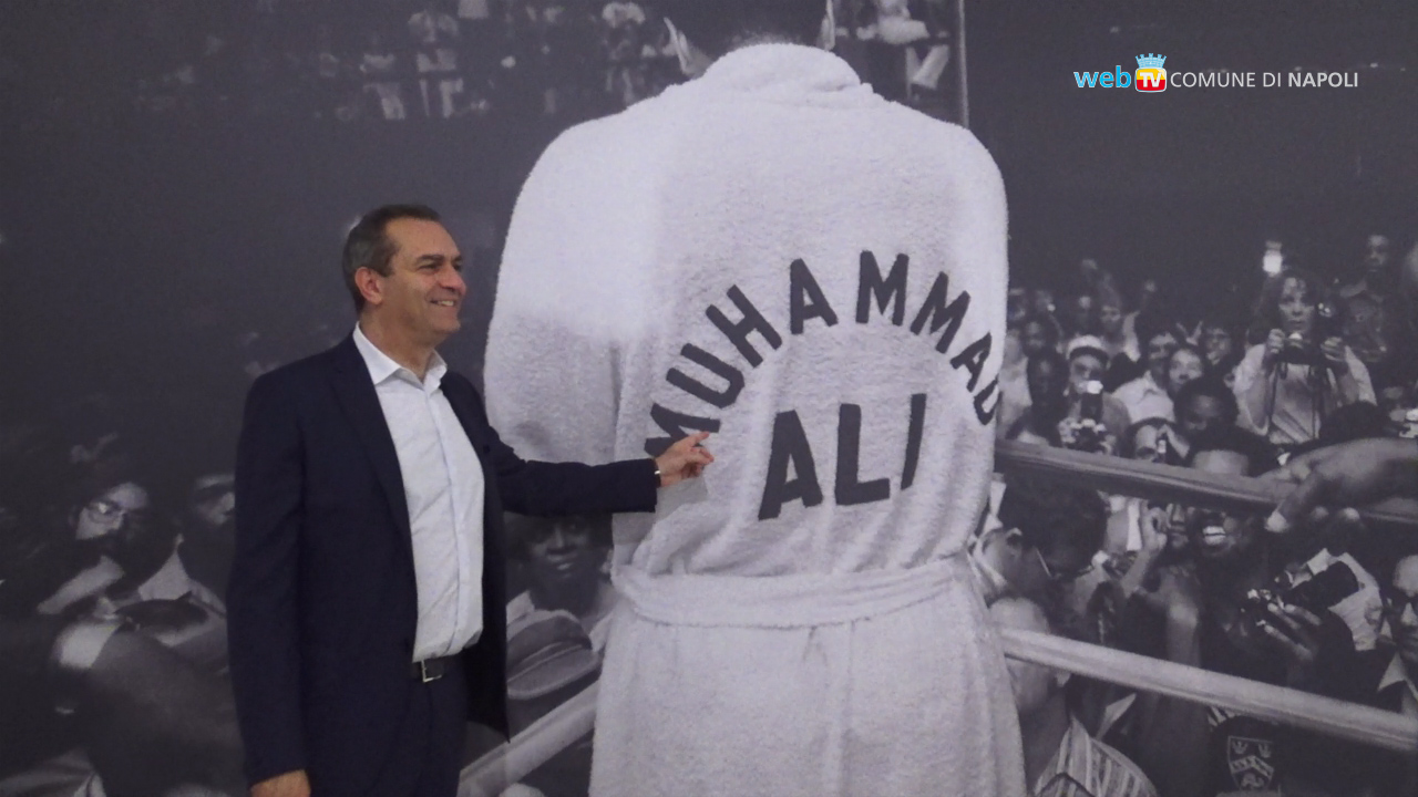 Napoli rende omaggio a Muhammad Ali, le foto del pugile in mostra al PAN