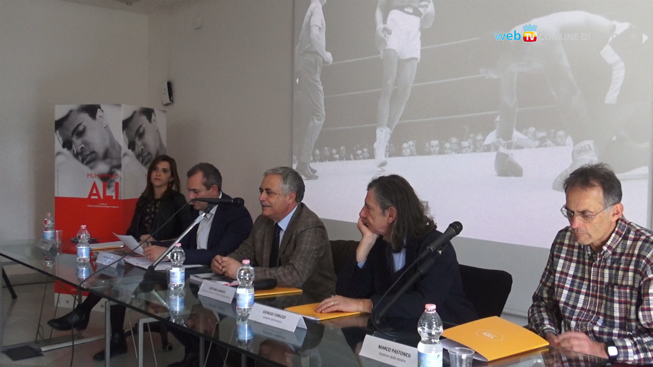 Napoli rende omaggio a Muhammad Ali, le foto del pugile in mostra al PAN