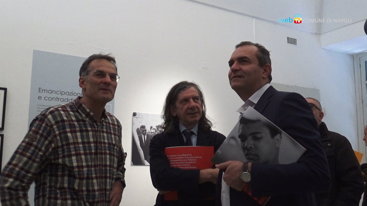 Napoli rende omaggio a Muhammad Ali, le foto del pugile in mostra al PAN