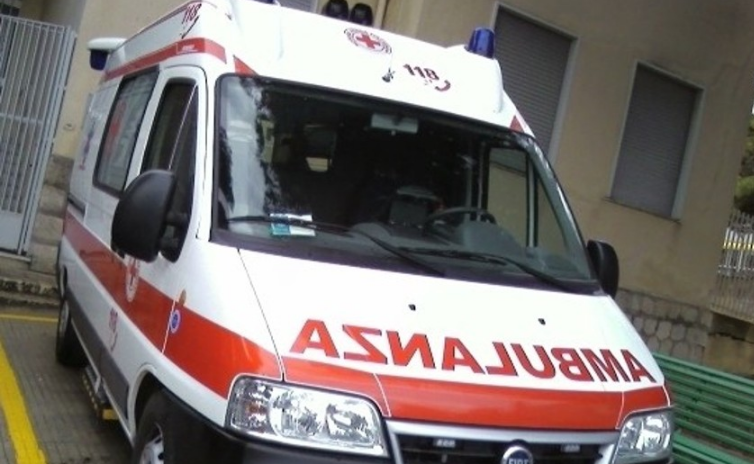 Accoltellato mentre andava in spiaggia, grave un ragazzo