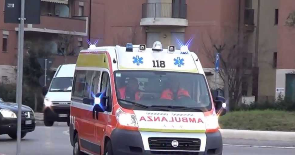 Grave incidente nel napoletano, auto si schianta in un muro