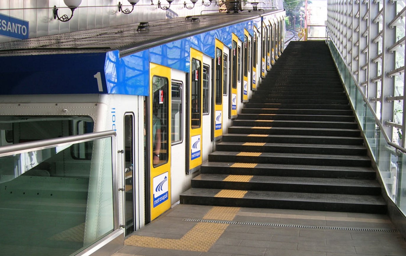 Anm Napoli, guasto alla funicolare di Montesanto: la protesta dei passeggeri
