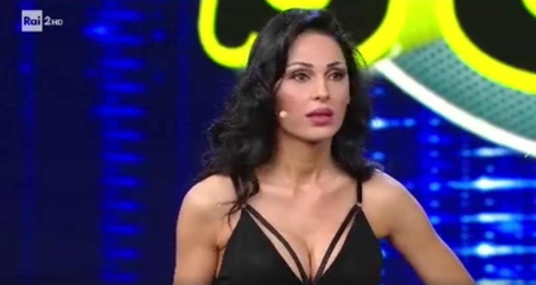 Anna Tatangelo irriconoscibile a Made in Sud, attacco alla show girl 