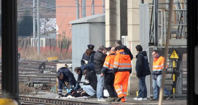 Distratta dalla musica, attraversa i binari e viene travolta da un treno