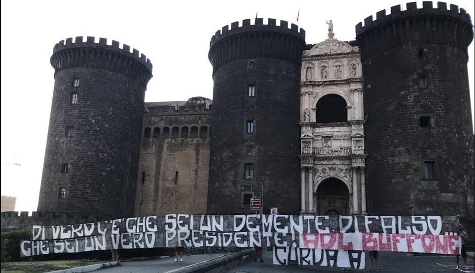 Napoli, protesta degli ultras contro ADL: la città tappezzata dagli striscioni