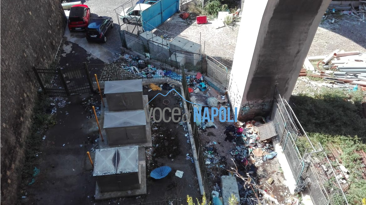 Piazza Municipio, il cantiere della metro ai cavalli di bronzo è una discarica