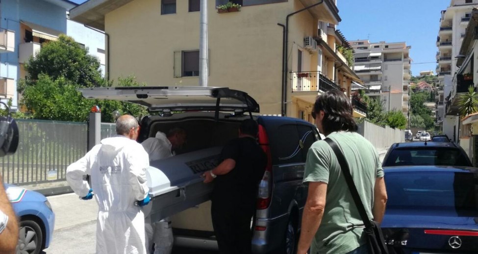 Anziana accompagnata in casa di riposo si lancia nel vuoto e muore: nei guai cinque persone
