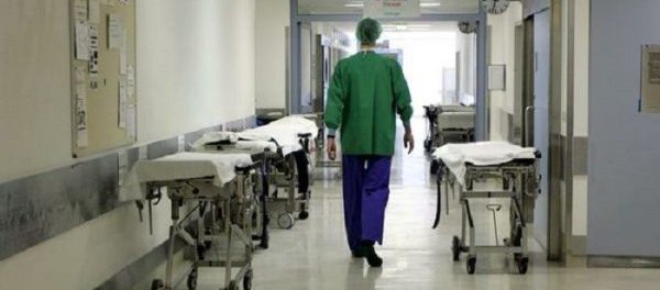 Anziano aggredisce e colpisce con un bastone un infermiere al Loreto Mare