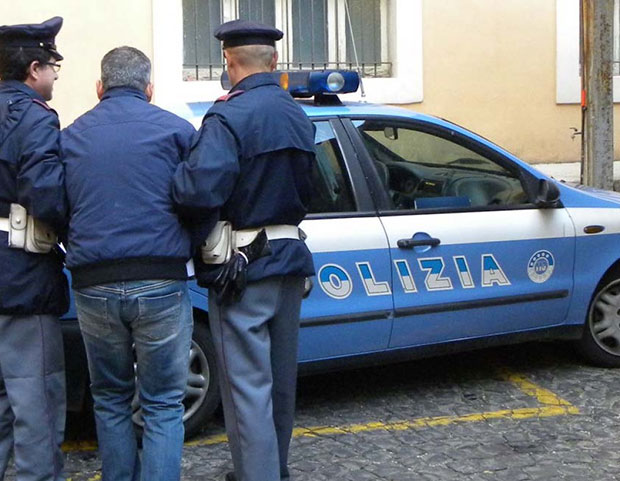 Pozzuoli, picchia la moglie con la figlia in braccio: arrestato dalla Polizia