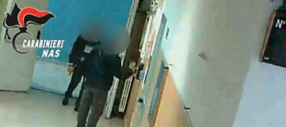 Blitz dei carabinieri all'ospedale Loreto Mare, 55 persone ai domiciliari