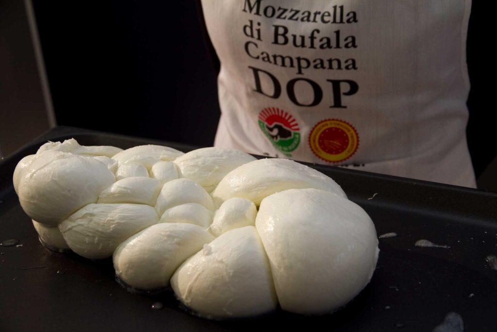 Aumenta la richiesta di mozzarella di bufala all’estero: export in crescita