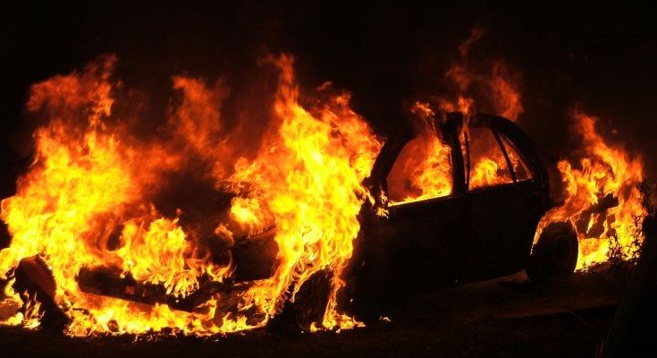 Napoli, al Vomero data alle fiamme l'auto di un prete