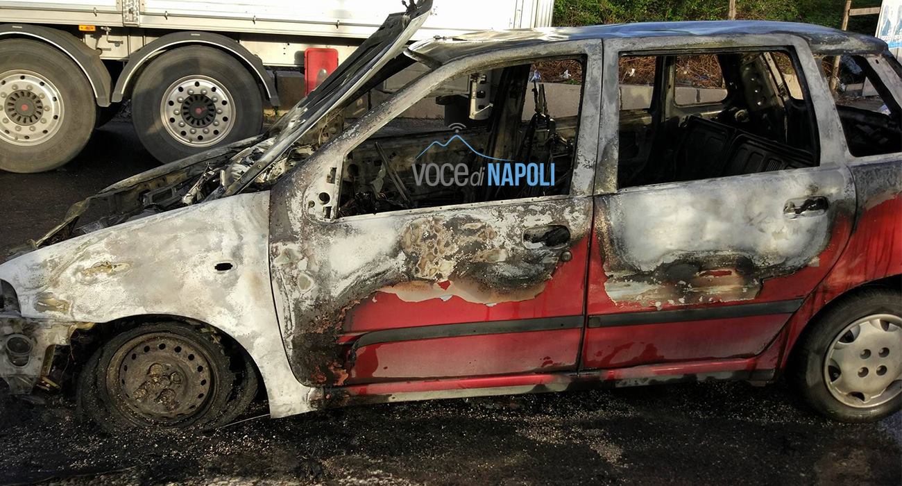 auto-in-fiamme-centro-direzionale-napoli