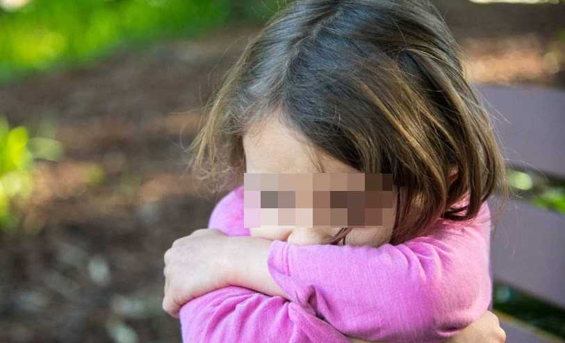 Bambina di cinque anni abusata dal nonno e dallo zio: "La madre permetteva che la violentassero"