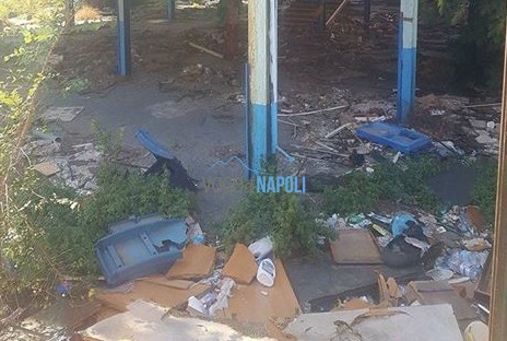 Degrado e rifiuti, abbandonata l'ex scuola Salvemini a Barra