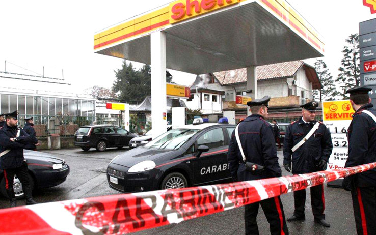 Domitiana, rapina al distributore finisce nel sangue: accoltellato benzinaio