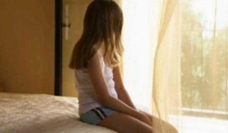 Vergogna nel Casertano, bimba di 7 anni abusata da parente ventenne: minacciava di diffondere i video