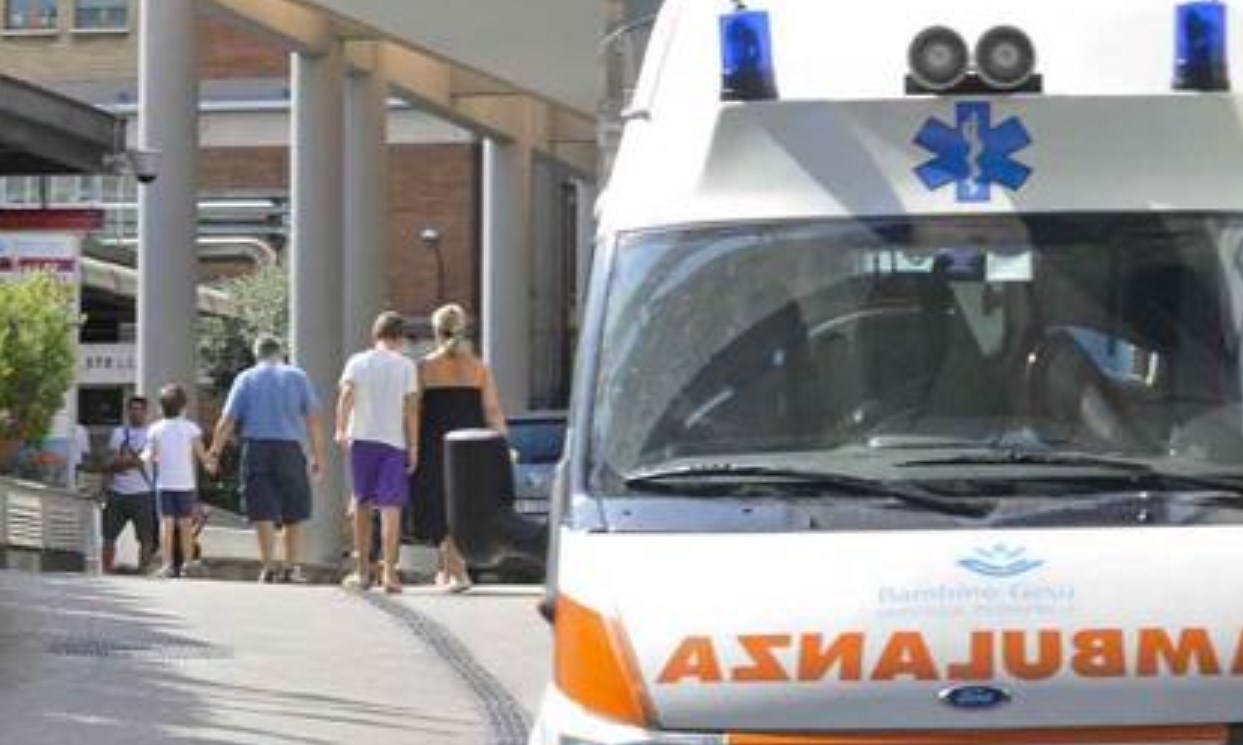 Bambino di due anni precipita nel vuoto da una finestra del quarto piano e muore