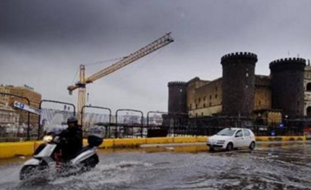 Bomba d'acqua si abbatte su Napoli, si temono allagamenti 