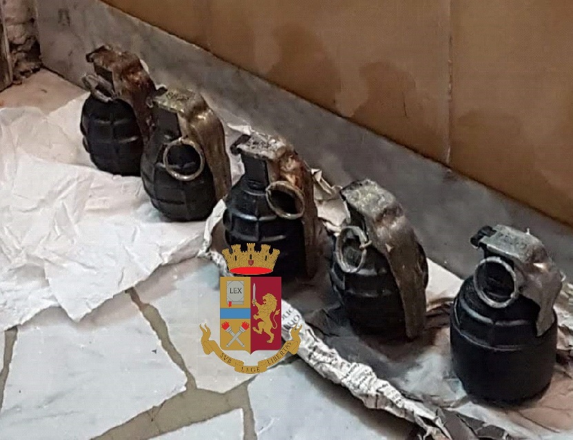 Rione Traiano, blitz della polizia: trovate armi e bombe a mano