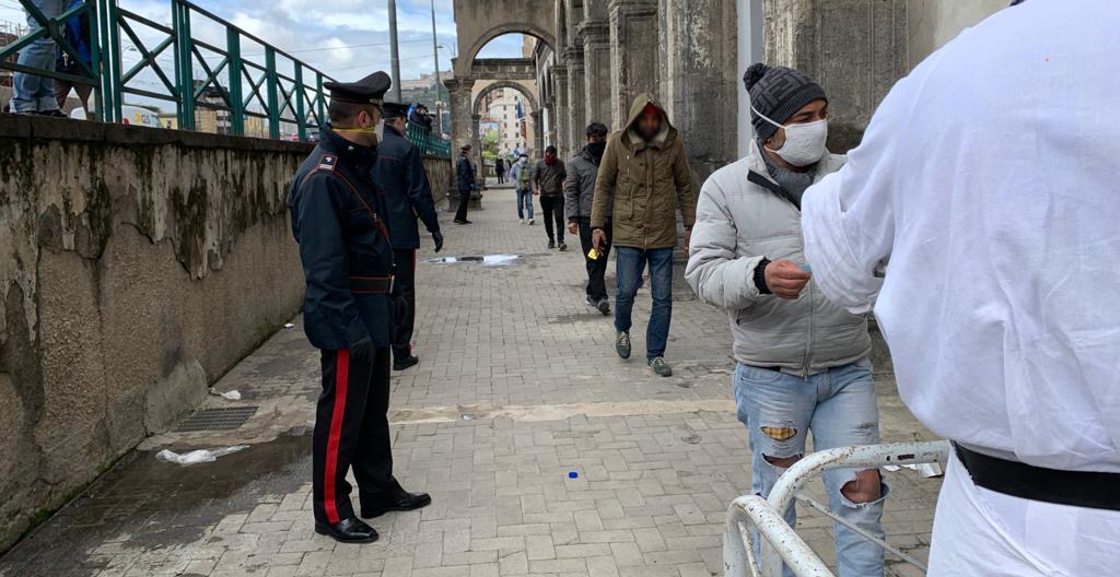 Napoli, lunghe code alla mensa dei poveri: i controlli anti-covid19 dei carabinieri