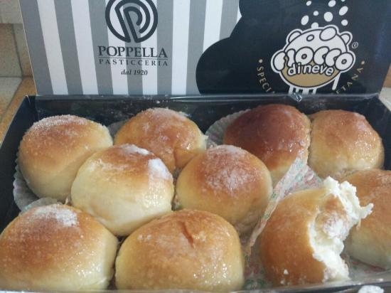 Poppella, la famosa pasticceria apre in centro: ecco come nascono i fiocchi di neve