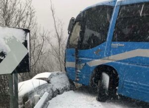 bus neve scarpata